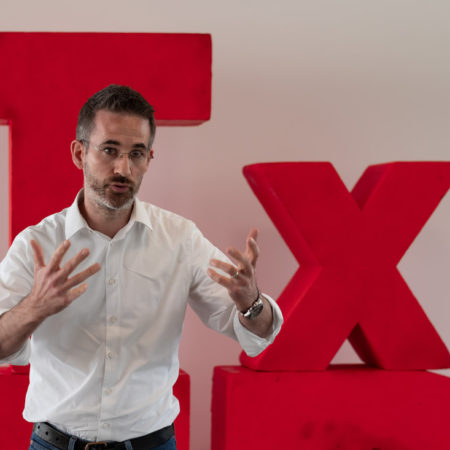 Portrait Olivier Girard devant logo TEDX