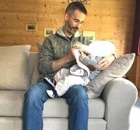 Photo représentant Olivier Girard qui donne le biberon
